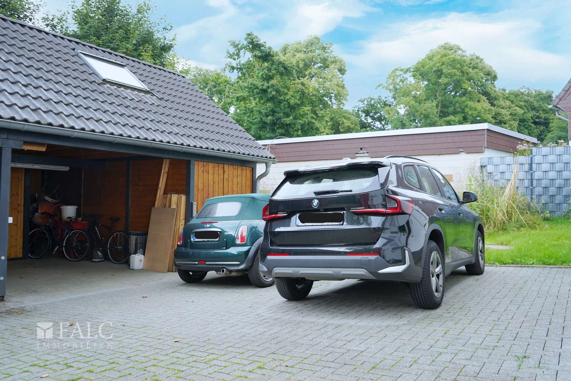Garage und Stellplatz